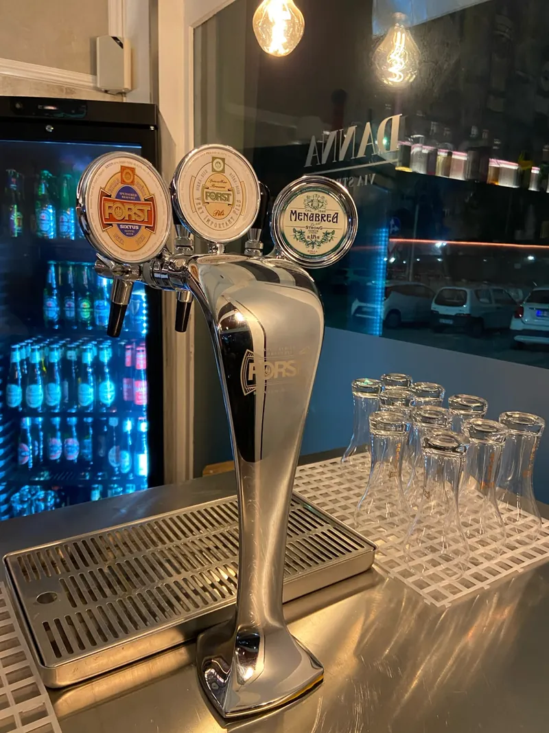 La colonna della birra alla spina con le spine Forst e Menabrea