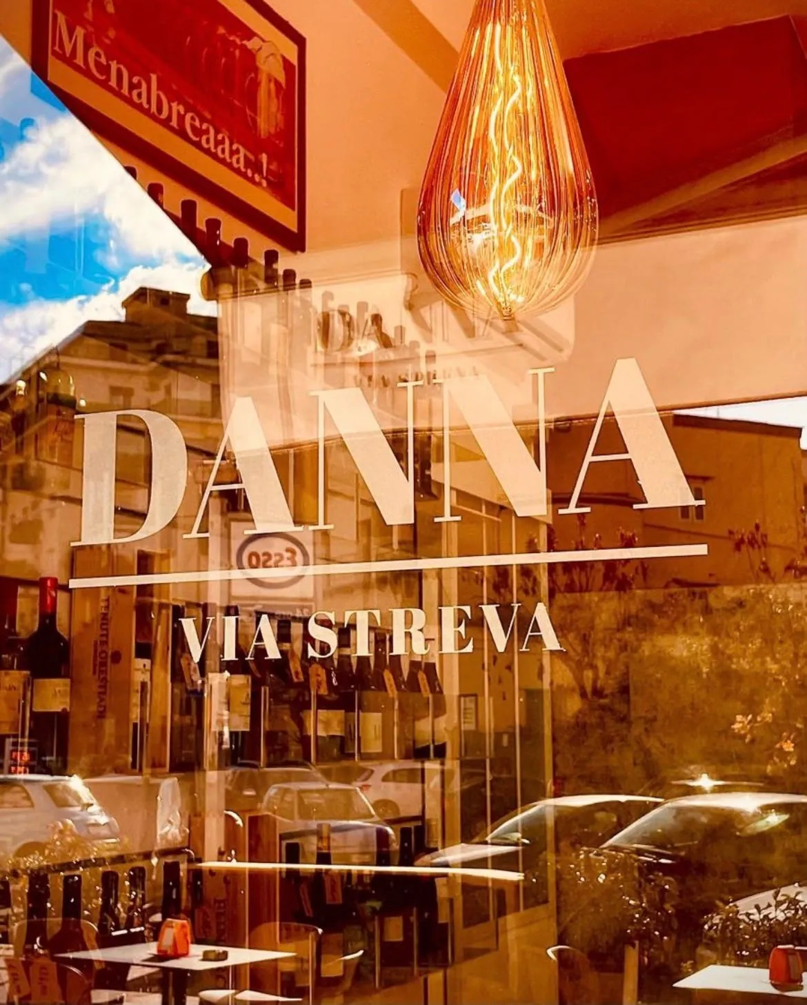 La vetrina di Danna con la scritta Via Streva e una grande lampadina a filamento accesa